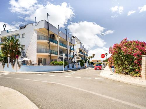 uma rua vazia em frente a um edifício em Comfortable apartment at only 100 metres from the sea em Deltebre