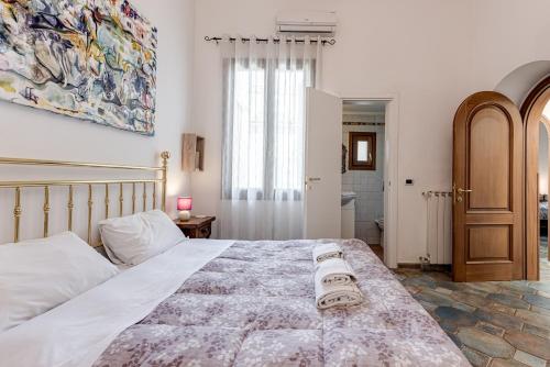 - une chambre avec un grand lit dans l'établissement Great Apartment at the Duomo, à Florence