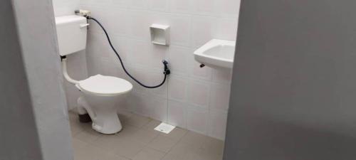ein Bad mit einem WC und einem Waschbecken in der Unterkunft NASP LEGACY GUEST HOUSE in Jasin