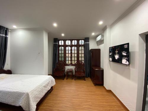 1 dormitorio con cama, mesa y ventana en Hương Long Hotel en Móng Cái