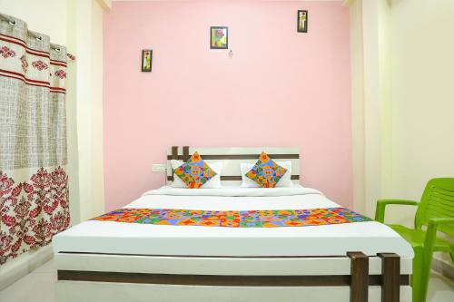 Säng eller sängar i ett rum på FabExpress Maa Vaishno Palace
