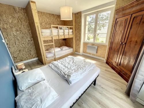 une chambre avec un grand lit dans une pièce dans l'établissement Villa Près de la Plage, Jardin, Proche Commerces, 4 Ch, Wifi, Idéale Familles - FR-1-361-15, à Jullouville