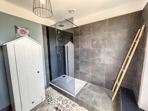 une salle de bain avec une douche avec une porte vitrée dans l'établissement Villa Près de la Plage, Jardin, Proche Commerces, 4 Ch, Wifi, Idéale Familles - FR-1-361-15, à Jullouville