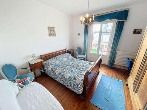 1 dormitorio con 2 camas y ventana en Maison Jullouville, 4 pièces, 6 personnes - FR-1-361-113, en Jullouville-les-Pins