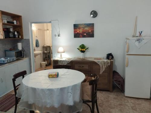 una cucina con tavolo e frigorifero bianco di Calliope's house a Lisso (Lipsoi)