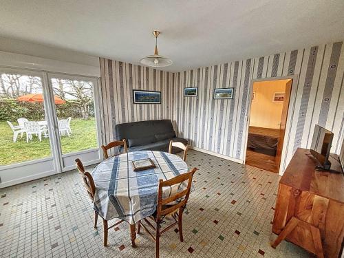 un salon avec une table et un canapé dans l'établissement Maison de vacances avec jardin clos à 150m de la plage, idéale pour familles - FR-1-361-389, à Saint-Pair-sur-Mer