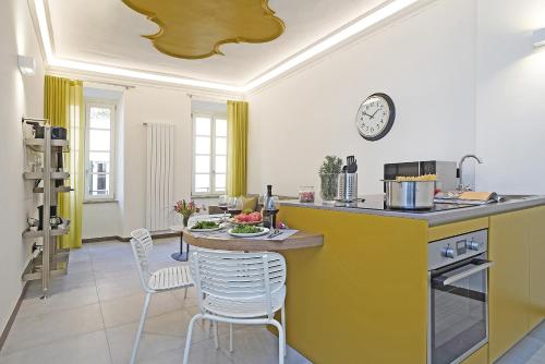 Una cocina o cocineta en Gemhouse Ambra garda lake