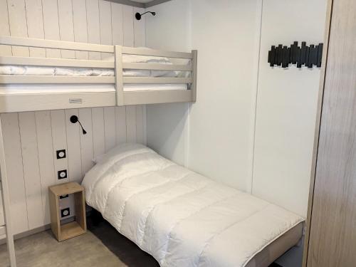 een kleine kamer met 2 stapelbedden bij Chalet Jullouville, 4 pièces, 6 personnes - FR-1-361-449 in Jullouville-les-Pins
