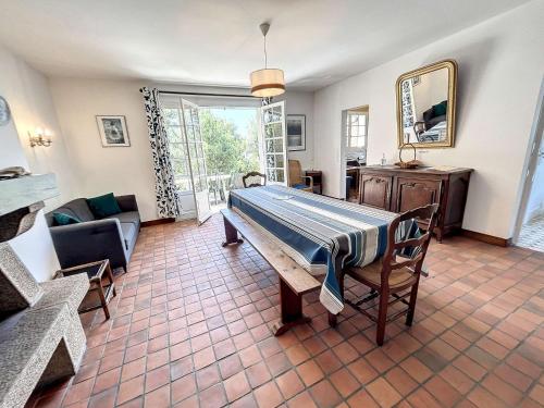 Fotografia z galérie ubytovania Maison avec Terrasse à 100m de la Plage, Jardin Clos, 3 Chambres, Proche Mont Saint-Michel - FR-1-361-457 v destinácii Jullouville-les-Pins