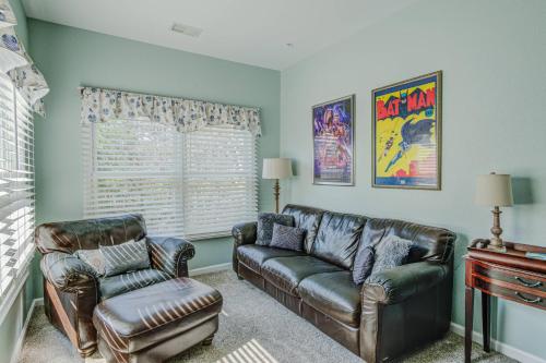 a living room with a leather couch and a chair at Glen Riddle 102 in Berlin