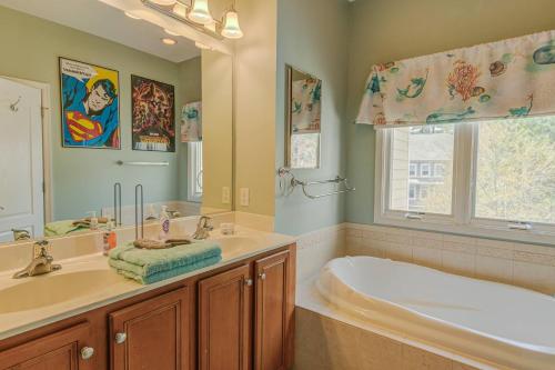 La salle de bains est pourvue d'un lavabo, d'une baignoire et d'une fenêtre. dans l'établissement Glen Riddle 102, à Berlin