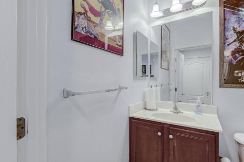 a bathroom with a sink and a mirror at Glen Riddle 102 in Berlin
