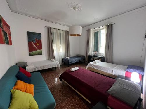 uma sala de estar com duas camas e um sofá em Ambra em Génova