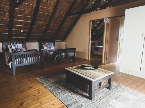 un soggiorno con 2 panche e un divano di HUIS ASEM a Marloth Park