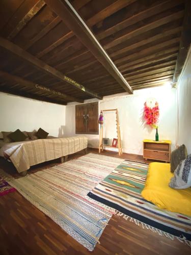マナリにあるArthome by Doghari Staysのベッドルーム1室(ベッド1台、大きなラグ付)