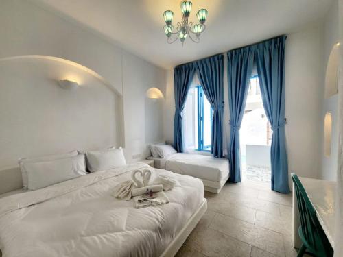 Ipoh Santorini Hideaway - Hotel Inspired في ايبوه: غرفة نوم عليها سرير وفوط