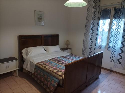 sypialnia z dużym łóżkiem z drewnianym zagłówkiem w obiekcie MicaMatti near Maranello w mieście Castelnuovo Rangone