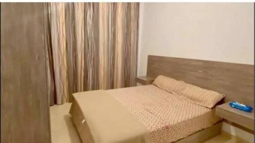 um pequeno quarto com uma cama e uma janela em APPARTEMENT DE LUXE CENTRE VILLE em Kenitra