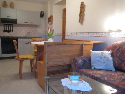 ein Wohnzimmer mit einem Sofa und einem Tisch in der Unterkunft Charming Apartment in Morbach Germany with Terrace in Thalfang