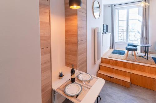 un salon avec une table et une fenêtre dans l'établissement Le Boléro - Climatisation - Wifi - Hyper Centre, à Bordeaux