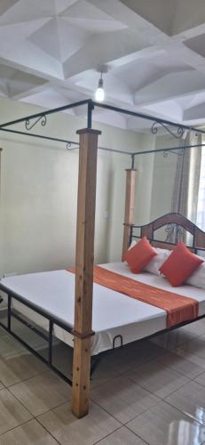 1 Schlafzimmer mit 2 Etagenbetten in einem Zimmer in der Unterkunft Zedek Furnished Apartment 102 in Nairobi