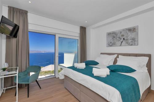 Postel nebo postele na pokoji v ubytování Villa Skyview mit Infinitypool und Panorama Meerblick