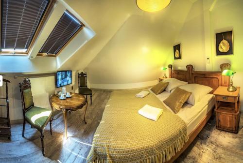 a bedroom with a bed and a table and a desk at Oki Doki OLD TOWN in Warsaw