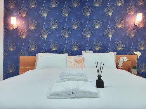 Elegant Appartement BELAPPART في بوانت نوار: غرفة نوم بسرير مع جدار ازرق
