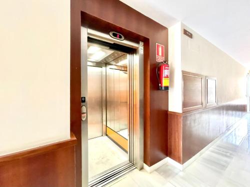 einen Aufzug mit Glastür in einem Gebäude in der Unterkunft Attractive apartment in Roquetas de Mar with terrace in Roquetas de Mar