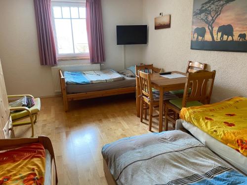 Tempat tidur dalam kamar di Ferienzimmer Oelhaf Zimmer in Gelb Self Check-In mit Key-Tresore