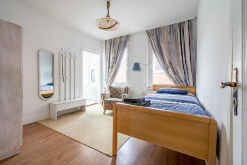 een slaapkamer met een bed, een stoel en een raam bij Private Apartment in Hannover