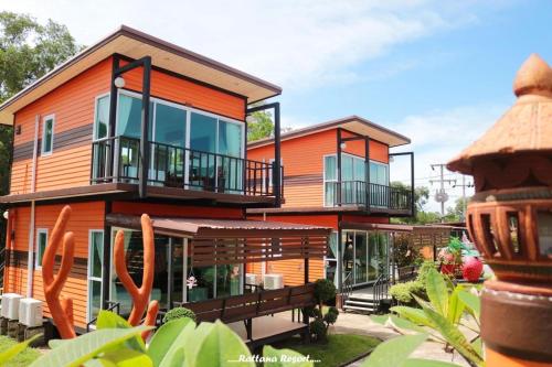 a house with an orange at รัตนารีสอร์ท ลันตาน้อย in Ban Mo Nae