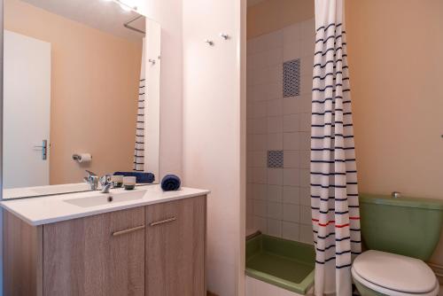 La salle de bains est pourvue d'un lavabo, de toilettes et d'une douche. dans l'établissement La Terrasse du Golf - Appt avec terrasse, à Bénodet