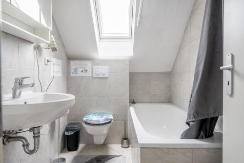 een kleine badkamer met een wastafel en een toilet bij Private Apartment in Hannover