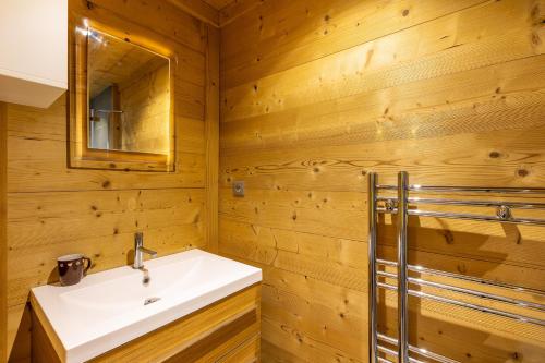 a bathroom with a sink and a mirror at Le Chalet Etoile des Neiges - Ski à pied in Les Angles