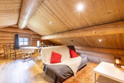 a log cabin living room with a couch and a table at Le Chalet Etoile des Neiges - Ski à pied in Les Angles