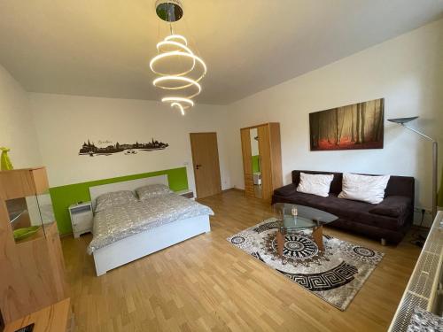 uma sala de estar com uma cama e um sofá em Ferienwohnung im Zentrum Zwickaus em Zwickau