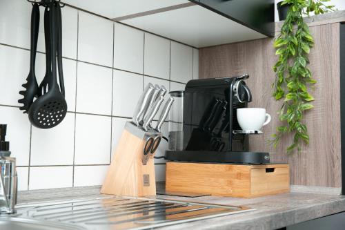 a kitchen counter with a knife block and utensils at CABANA - Deluxe City-Center - kostenloser Parkplatz - Balkon - WiFi - Zentral in Oldenburg