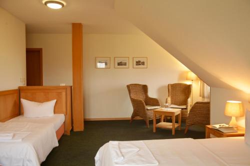 A bed or beds in a room at Hotel Enddorn Hiddensee