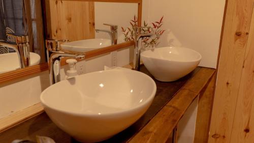 Baño con 2 lavabos y espejo en Bathhouse Kasumi - Vacation STAY 25233v en Ina