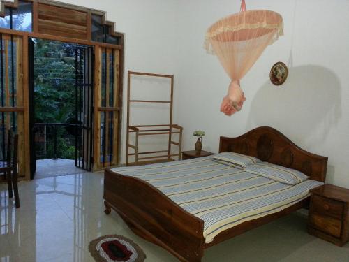 1 dormitorio con cama y ventana en Chandana Villa, en Mirissa
