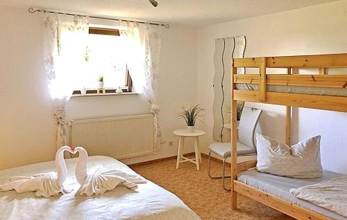 dos cisnes están sentados en una cama en un dormitorio en Beautiful Apartment In Petersdorf With Kitchen, en Petersdorf