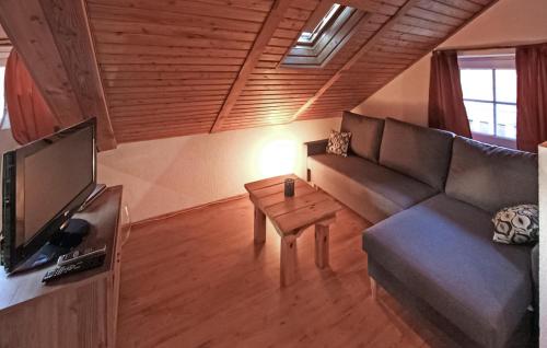 a living room with a couch and a table at 1 Bedroom Pet Friendly Apartment In Grnow in Grünow