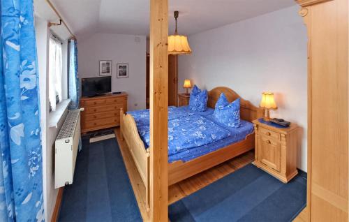 a bedroom with a bunk bed with blue sheets at Amazing Apartment In Userin With Kitchen in Userin