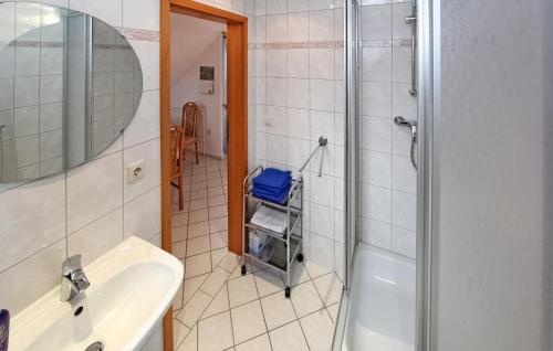 uma casa de banho com um chuveiro, um lavatório e um WC. em Amazing Apartment In Userin With Kitchen em Userin