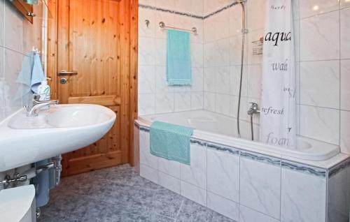 a bathroom with a tub and a sink and a shower at Stunning Apartment In Jabel Ot Loppin With Kitchen in Loppin