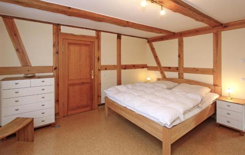 Posteľ alebo postele v izbe v ubytovaní 3 Bedroom Gorgeous Home In Sommersdorf