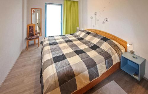 una camera con un letto con una coperta a scacchi di Gorgeous Apartment In Klink With Kitchen a Klink