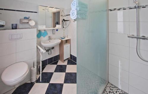 e bagno con servizi igienici, lavandino e doccia. di Gorgeous Apartment In Klink With Kitchen a Klink