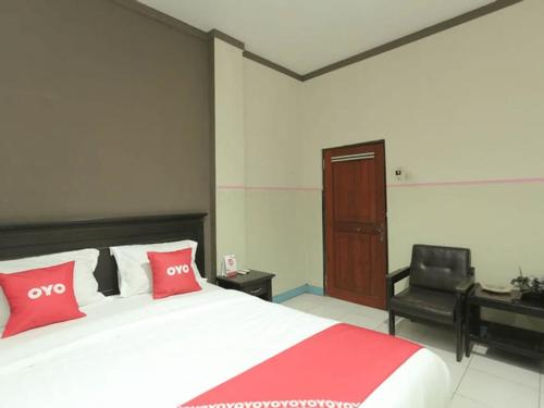 Tempat tidur dalam kamar di Hotel Kharisma